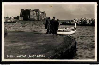 Cartolina Napoli, Castel dell`Ovo con persone sul molo