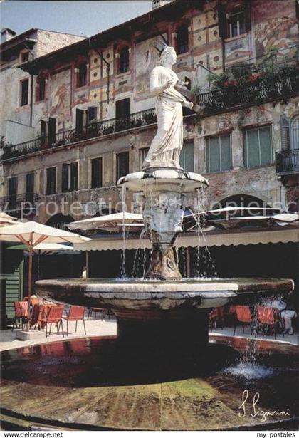 Verona Veneto Piazza Erbe mit Brunnen Madonna Verona