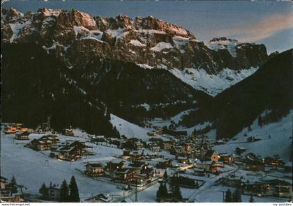 Wolkenstein Groeden im Winter bei Abendstimmung
