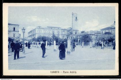 Cartolina Taranto, Piazza Archita con persone e lampioni