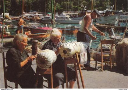 PORTOFINO - Donne che lavorano i merletti