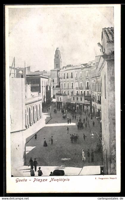 Cartolina Gaeta, Piazza Municipio con persone e edifici storici