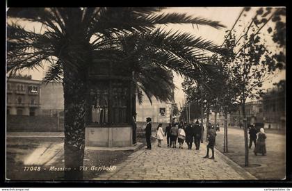 Cartolina Messina, Via Garibaldi con persone e palme