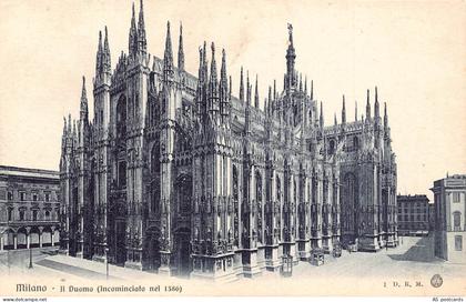 B569 Italy Milano Milan Il Duomo Cathedral vintage postcard