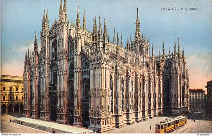 B659 Italy Milan Milano Il Duomo Tram vintage postcard