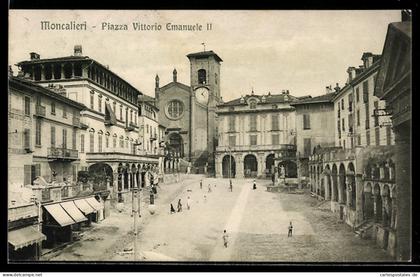 Cartolina Moncalieri, Piazza Vittorio Emanuele II con persone e antichi edifici
