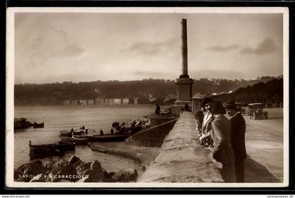 Cartolina Napoli, Via Caracciolo con colonne e persone sul lungomare