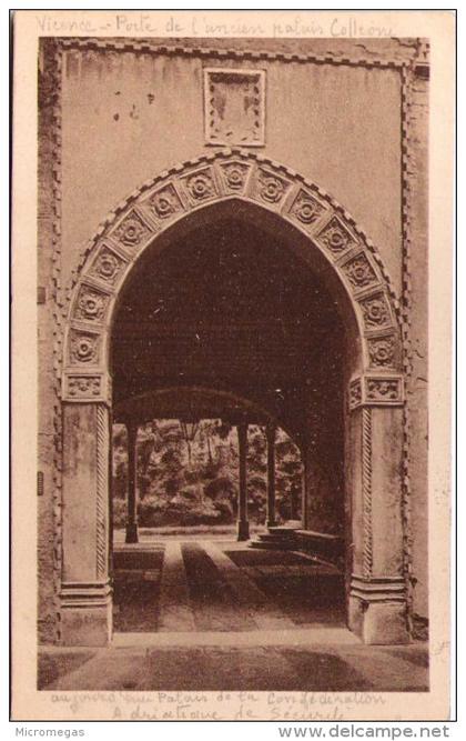 VICENZA - Portone del Palazzo già Colleoni ora della Riunione Adriatica di Sicuurtà