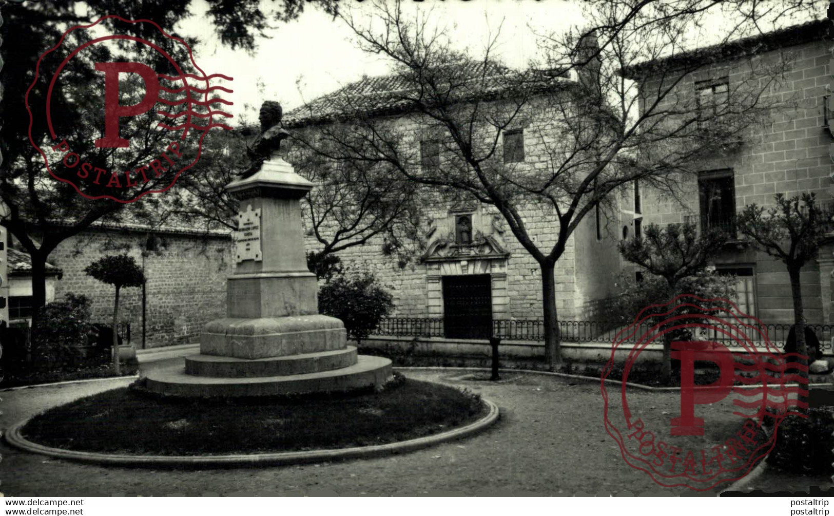 JAEN. MONUMENTO A BERNARDO LOPEZ Y FACHADA.