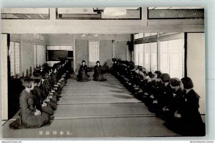 52221567 - Kniende Frauen