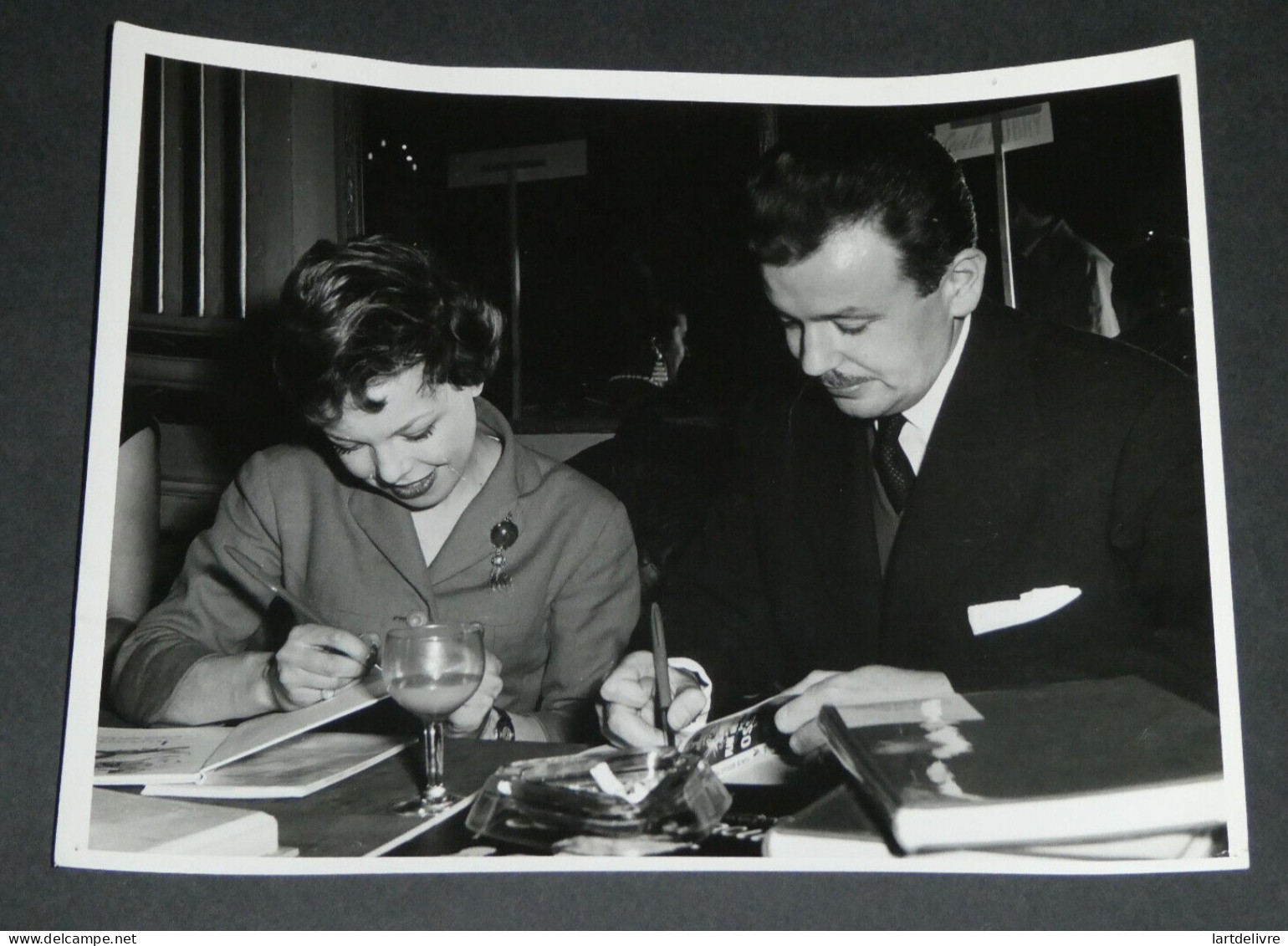 Jean BRUCE et [Cécile AUBRY] - Photographie 22,9 x 17,2 cm, Dédicace OSS 117