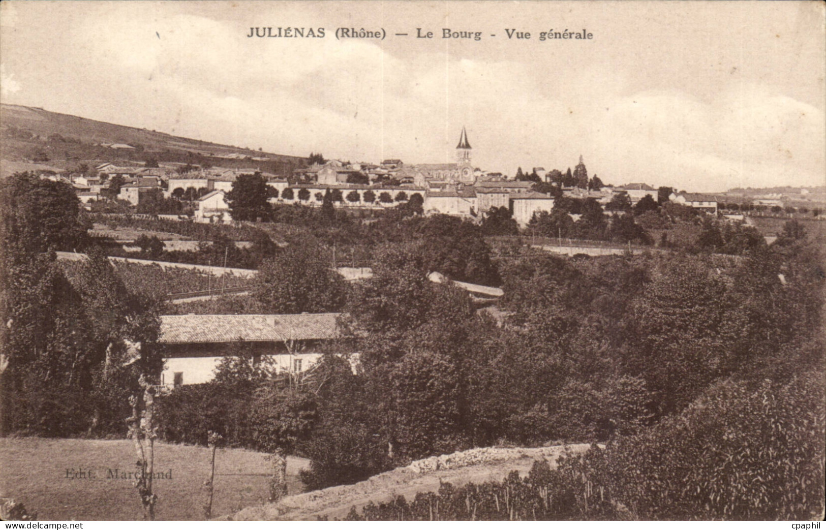 Julienas CPA Le bourg Vue generale