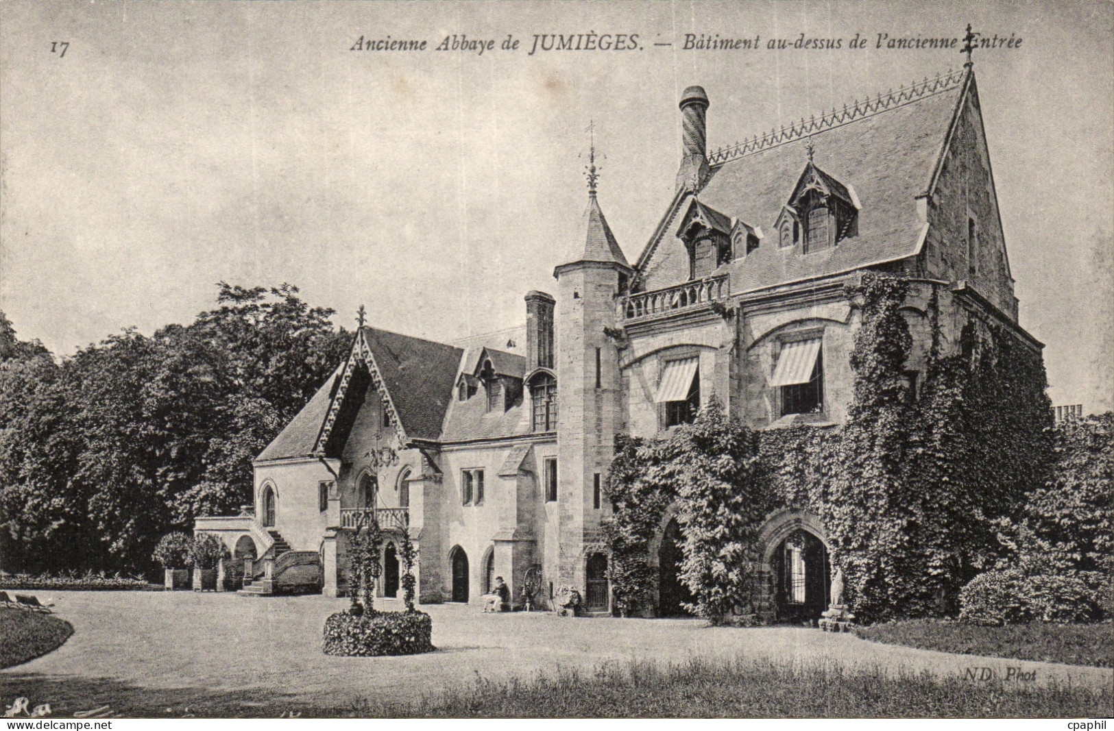 Jumieges CPA Anciennes abbaye de Jumieges Batiment au dessus de l'ancienne entree