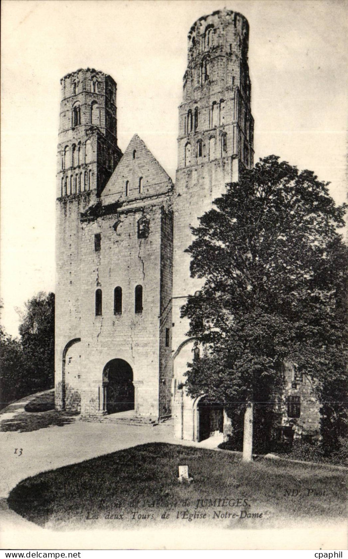 Jumieges CPA Anciennes abbaye de Jumieges Les deux tours de l'eglise Notre Dame
