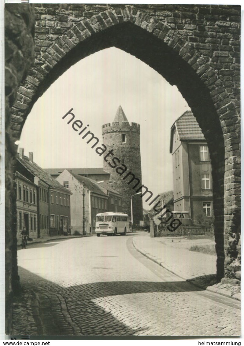 Jüterbog - Neumarkttor - Bus - Foto-Ansichtskarte - Verlag H. Sander KG Berlin 60er Jahre
