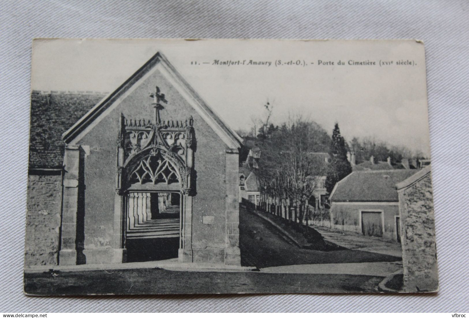 K841, Montfort l'Amaury, porte du cimetière, Yvelines 78