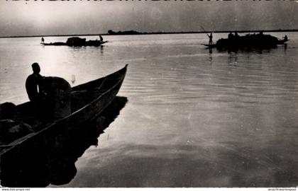 CPA Moundou Tschad, Bootsfahrten, Wasserfläche, silhouettes von Personen, Pirogen