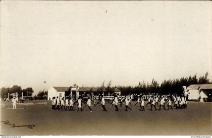 Photo CPA Tschad, afrikanische Turner im Kreis auf einem Platz