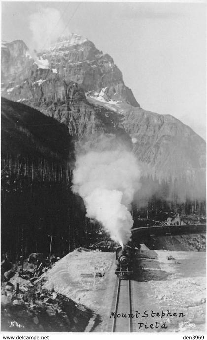 CANADA - Colombie britannique - Field  Mount Stephen - Along Line of Canadian Pacific Railway - Carte-Photo Byron Harmon