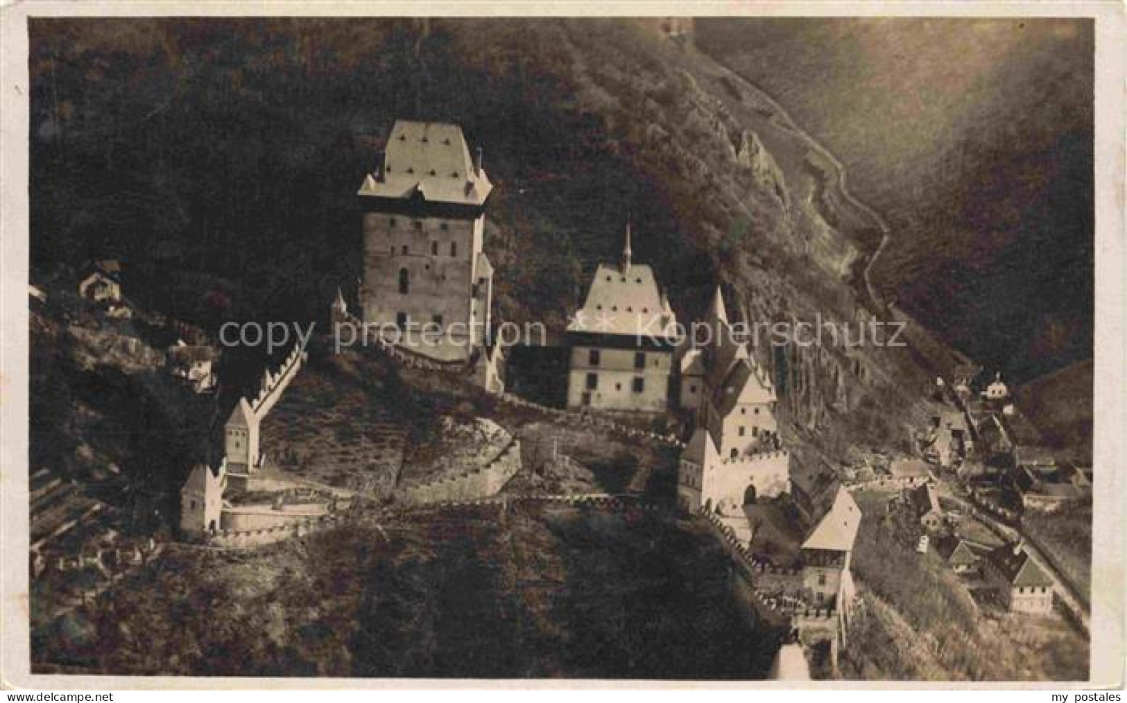 Karlstein Burg Karlstejn CZ Burg-Karlstejn Burg Mittelalter Wehrtuerme Burgmauer