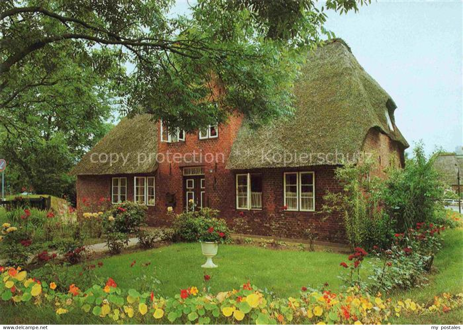 Keitum Sylt Altes-Friesenhaus Reetdach Klinker Garten Rosen Rasen Blumen Sylt
