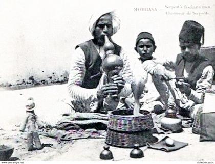 KENIA - MONBASA - CHARMEUR DE SERPENT - (SERPENT'S FASCINATE MAN)