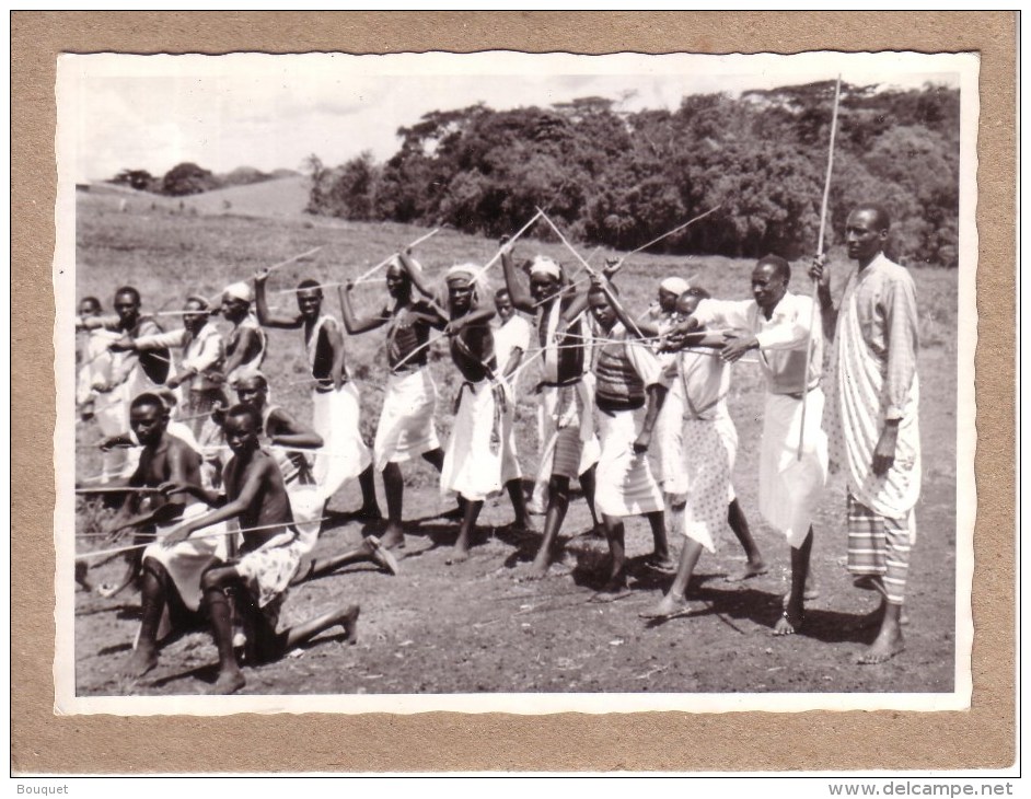 KENYA , TANZANIE ?? - LOT DE 2 CARTES OU DE 2 PHOTOS - MASAÏ , MAASAÏ , MASSAÏ ?? - DANSE - HOMME - GARCON