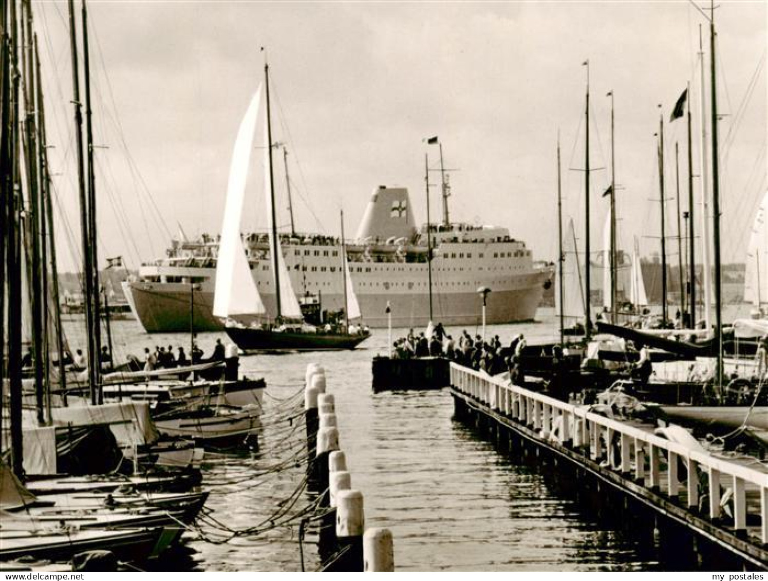 KIEL  CITY Hafen Kronprins-Harald Faehre Segelboote Olympia-Hafen Passagierschif