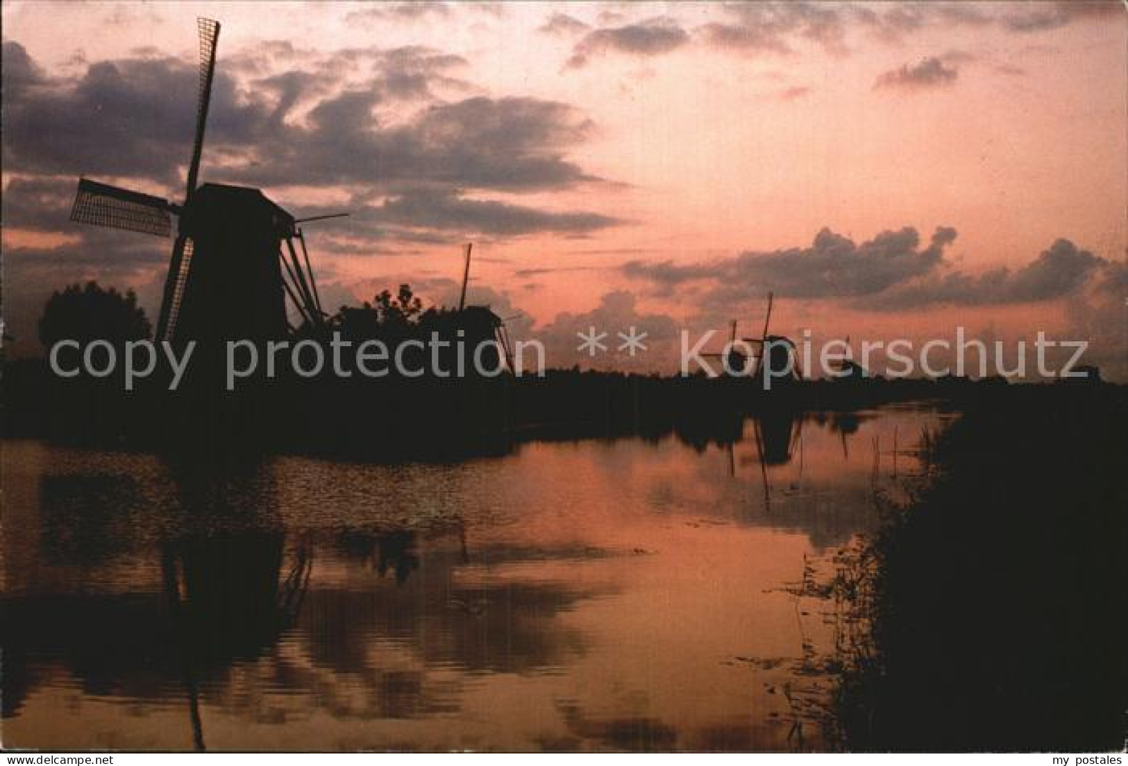 Kinderdijk Windmuehlen am Kanal