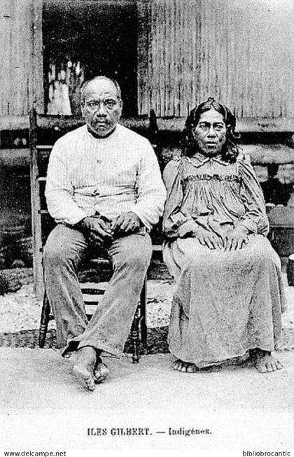 OCEANIE - ILES GILBERT (KIRIBATI) < COUPLE D'INDIGENES
