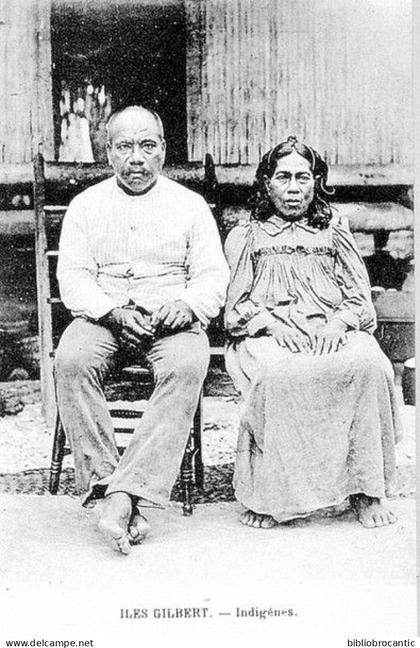 OCEANIE - KIRIBATI - ILES GILBERT < UN COUPLE D'INDIGENES