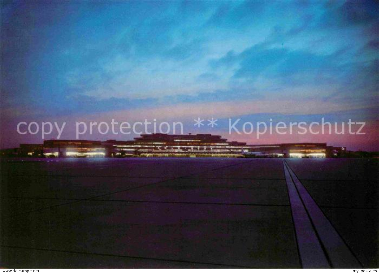 Koeln Rhein Flughafen Koeln Bonn bei Nacht