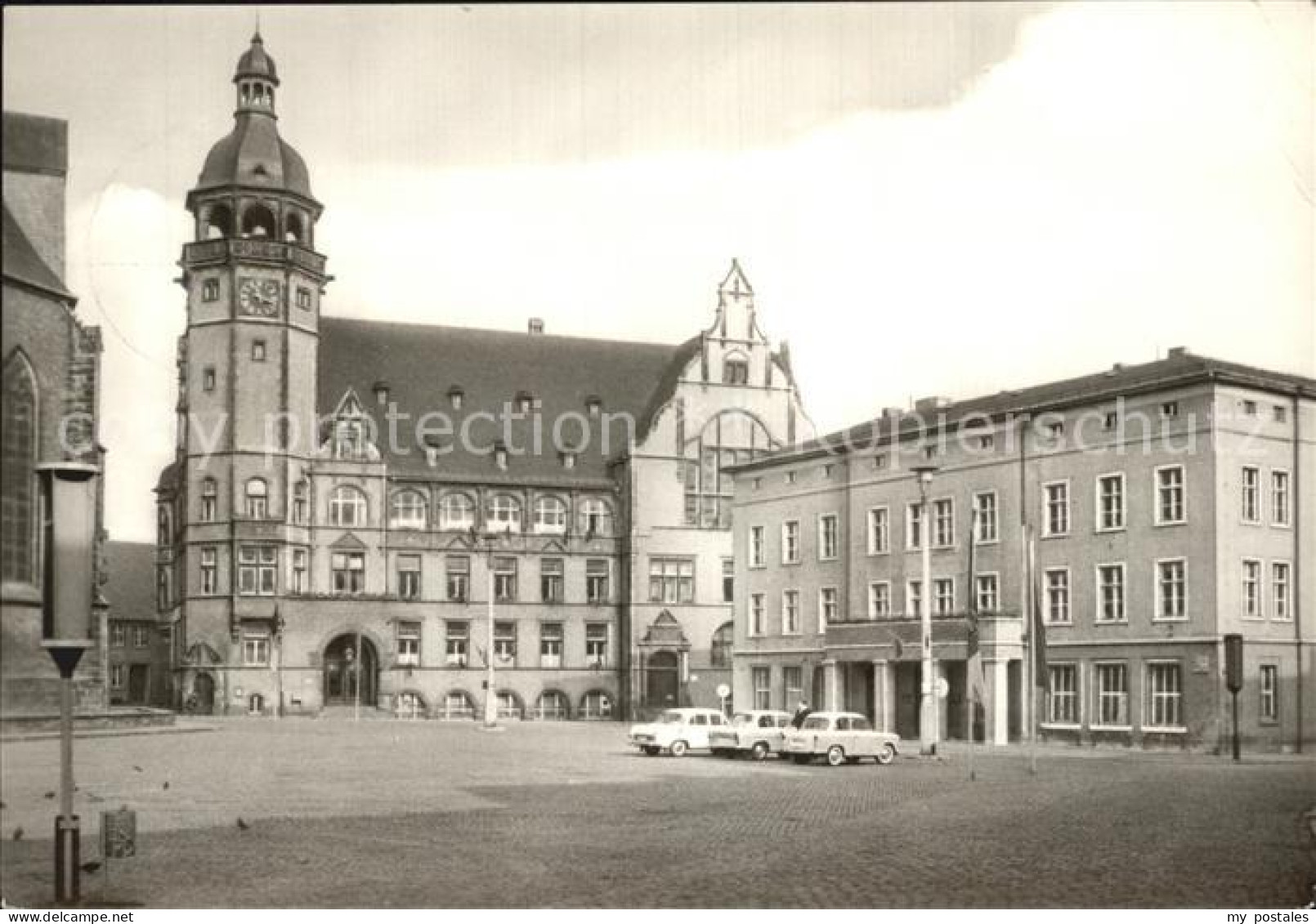 Koethen Anhalt Marktplatz mit Rathaus und Stadthaus