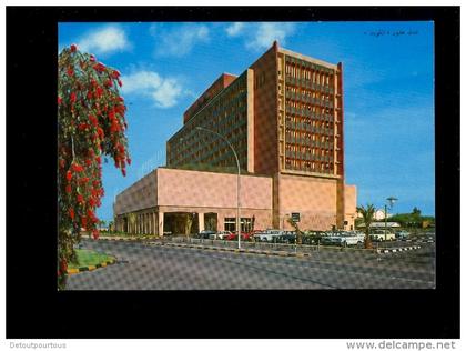 KUWAIT Koweit : Hotel Hilton ( voiture américaine American Cadillac type car & Mercedes Benz + VW Beetle