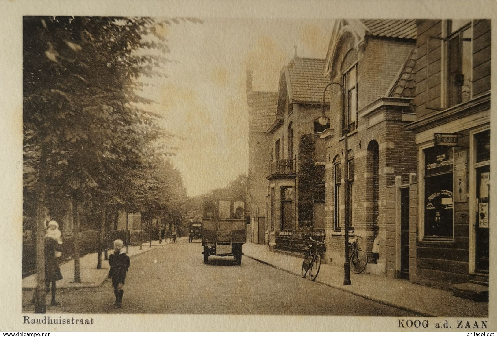 Koog ad Zaan // Raadhuisstraat (rechts bord haarsnijden) 19?? Vlekkig