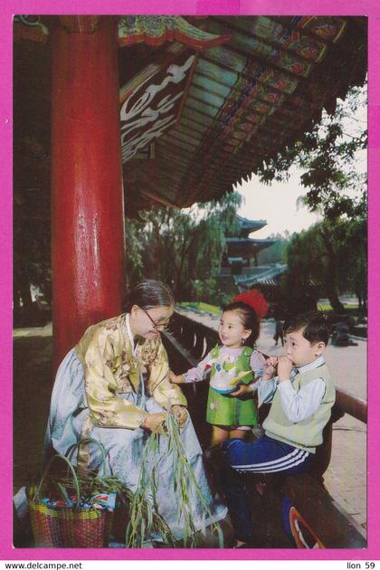 281331 / North Korea - Pyongyang - Historical landmark Old woman and Little boy girl PC Nordkorea Coree du Nord