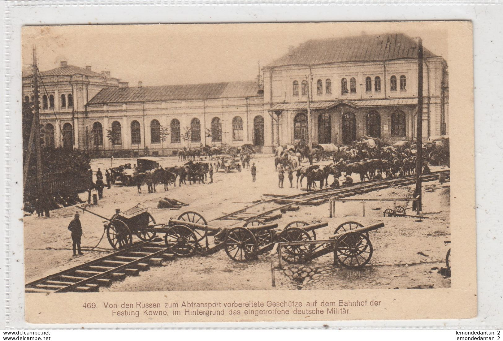 Kowno. Von der Russen zum Abtransport vorbereitete Geschütze auf dem Bahnhof der Festung Kowno. Feldpostkarte. *