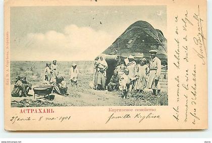 Kirghizistan - Famille Kirghise près d'une yourte