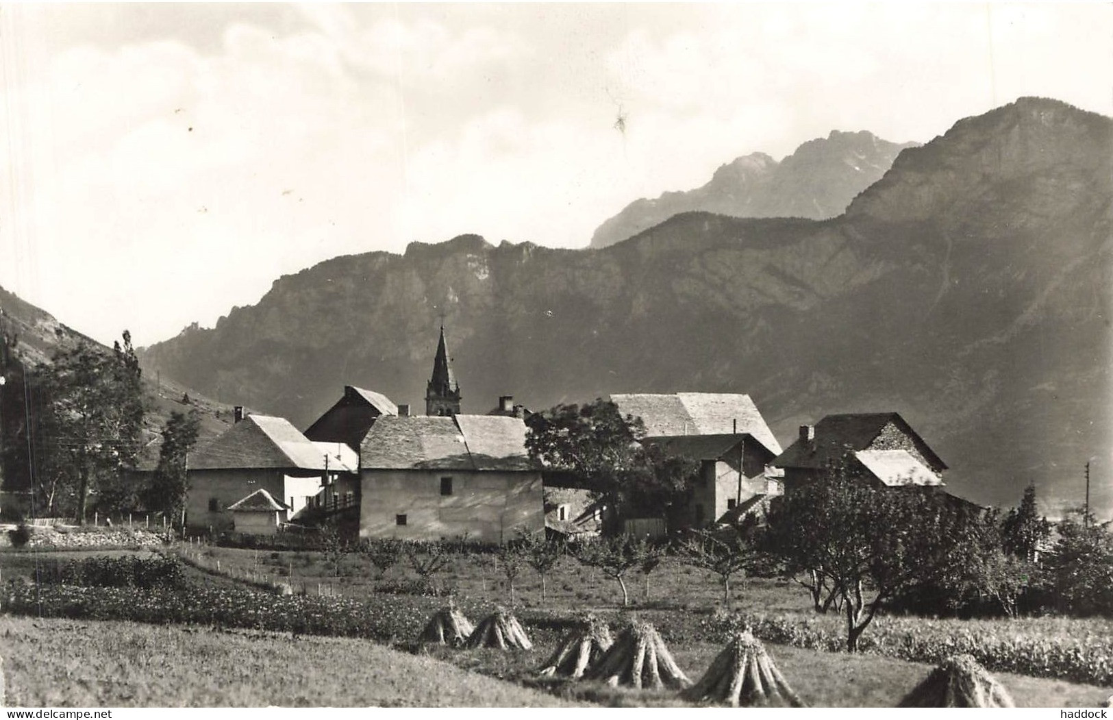 L'ARGENTIERE LA BESSE : QUARTIER DE LA BESSEE DU MILIEU ALT. 1060 M - AU FOND A DROITE "LA LAUZIERE" 2397 M.
