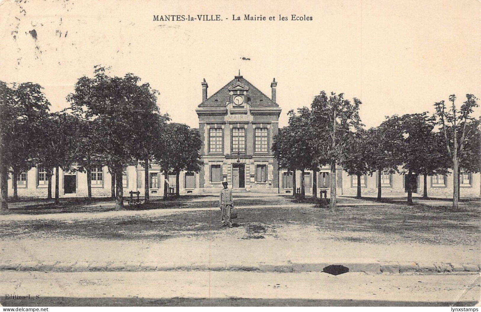 L095 France 1912 Mantes la Ville Mairie et les Ecoles vintage postcard