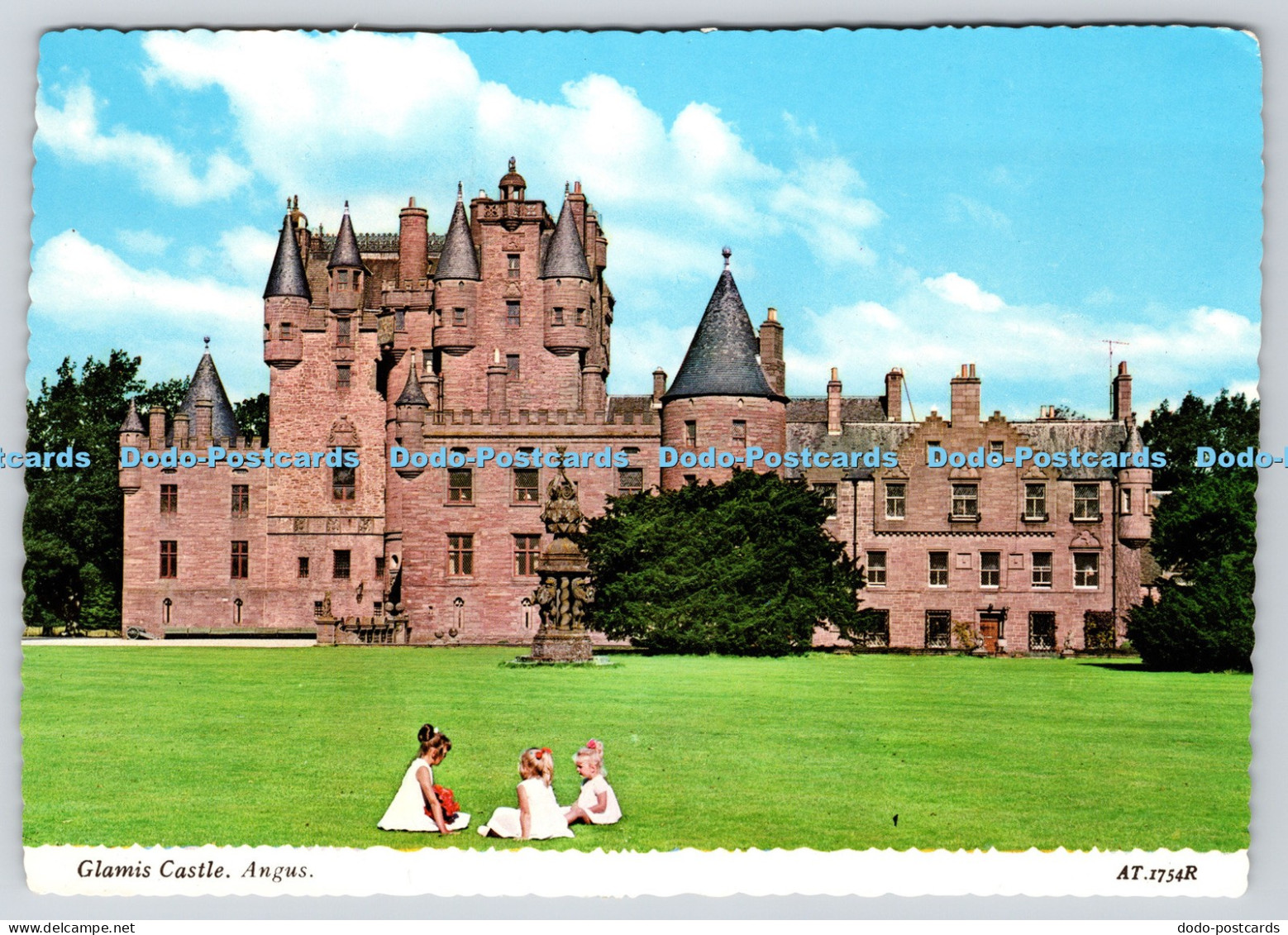 L348679 Angus Glamis Castle Valentine