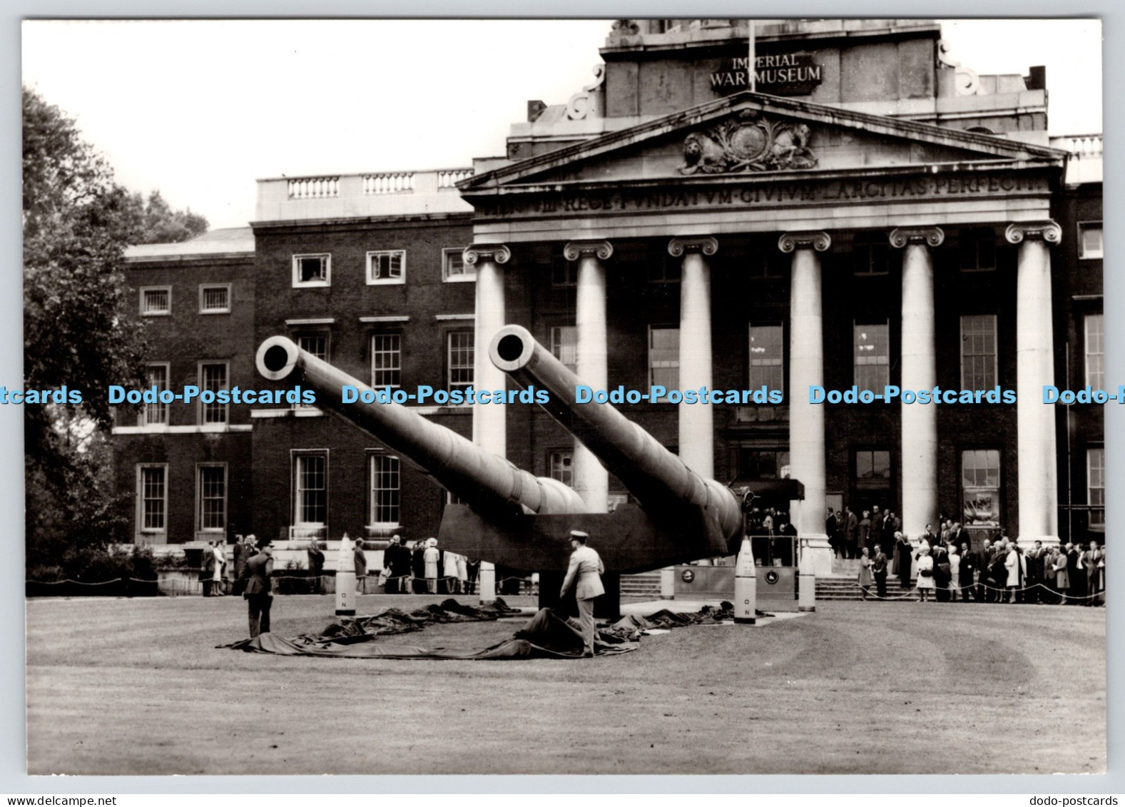 L350517 15 inch Guns From the Battleships Ramillies and Resolution. Imperial War
