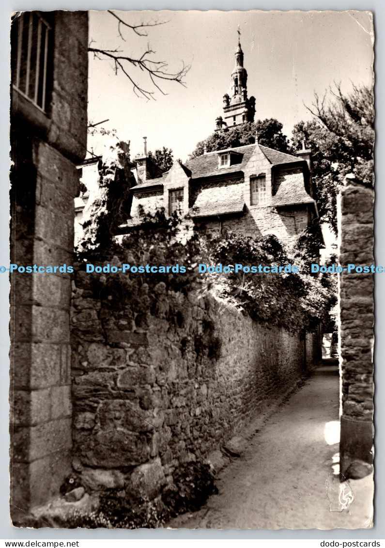 L356229 Roscoff Finistere Une Ruelle du Vieux Roscoff et la Pointe du Clocher Le