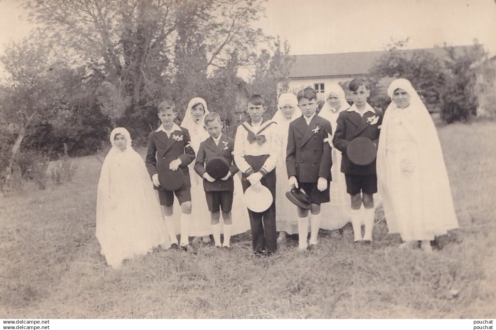 L4-47) CASTELJALOUX - CARTE PHOTO BALISTAI - CASTELJALOUX - FERME - UN GROUPE  DE JEUNES COMMUNIANTS  - ( 2 SCANS )