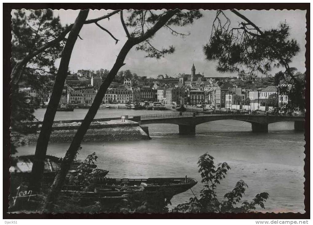 "LA BRETAGNE" 230 - AUDIERNE (Finistère) - Vue sur le pont et la ville