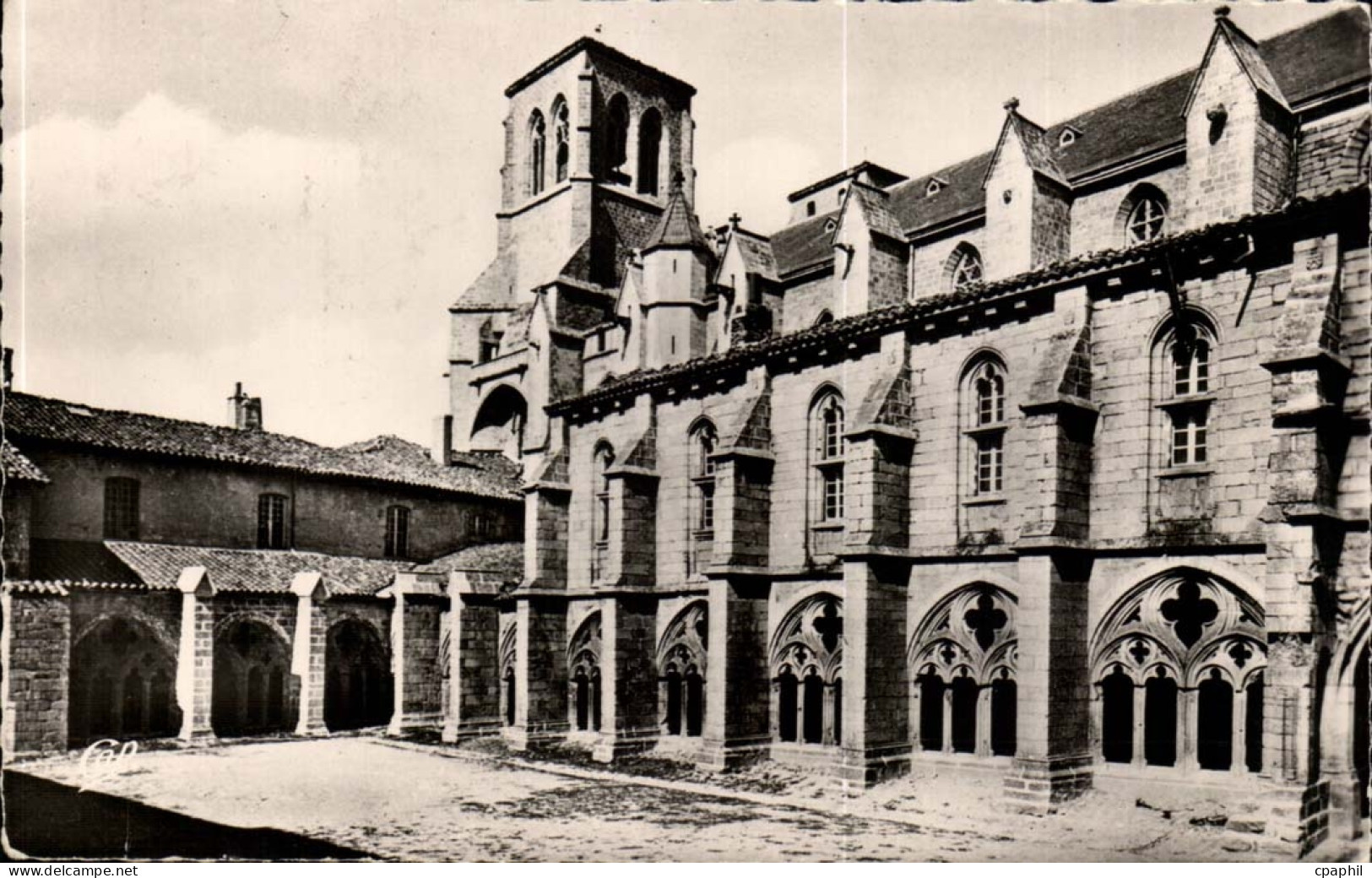 La Chaise Dieu - La Cour du Cloitre - CPA