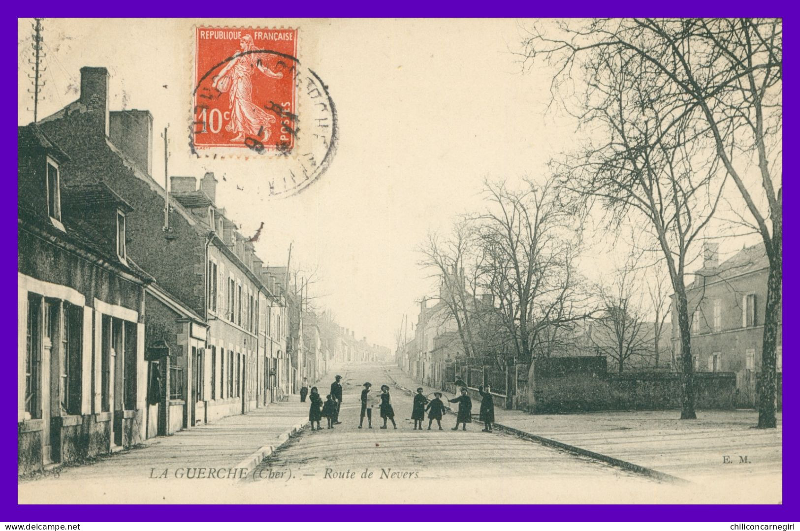 * LA GUERCHE SUR L'AUBOIS - Route de Nevers - Animée - Edit. E.M. - 1909