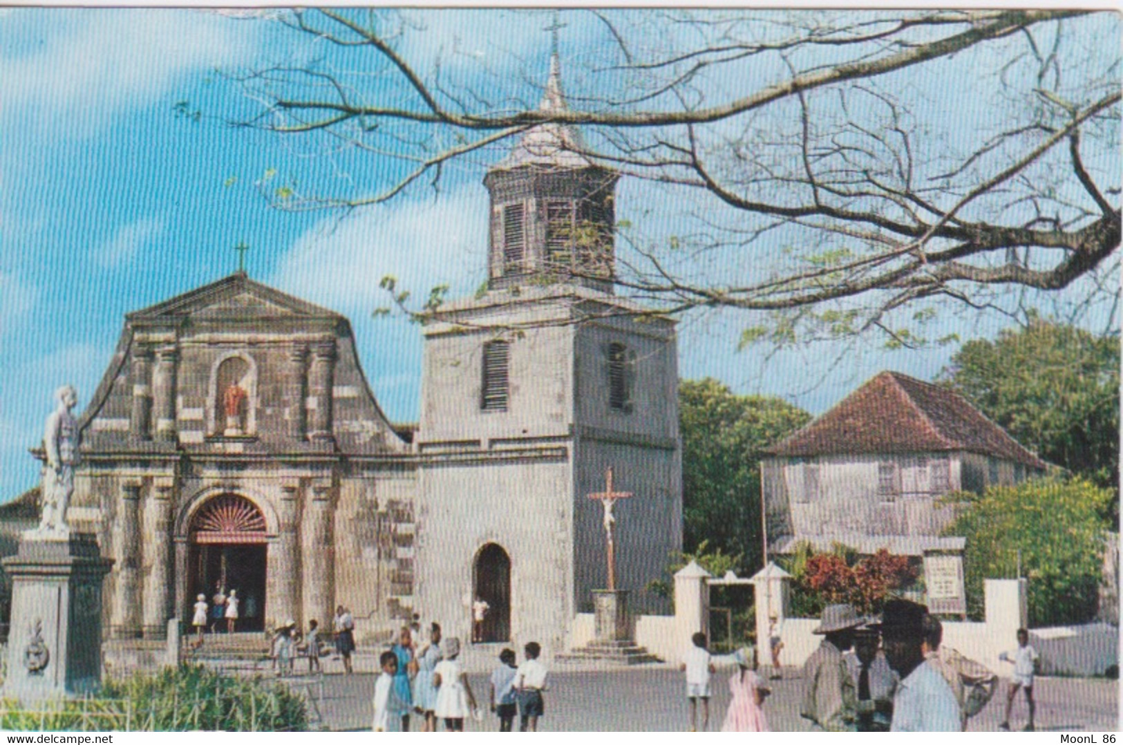 LA MARTINIQUE - LE MARIN - LE BOURG DU MARIN - PLACE DE L'EGLISE  - STATUE DU DR DUQUESNAY