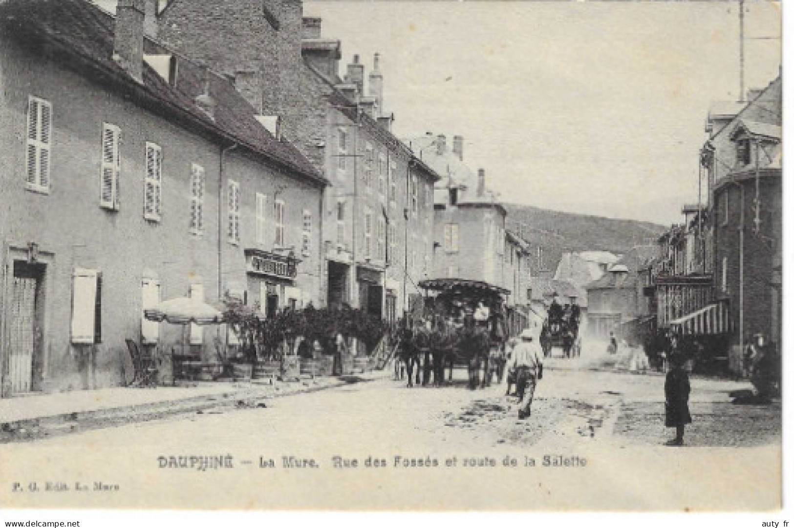 LA MURE - Rue des Fossés et Route de la Salette (diligence)