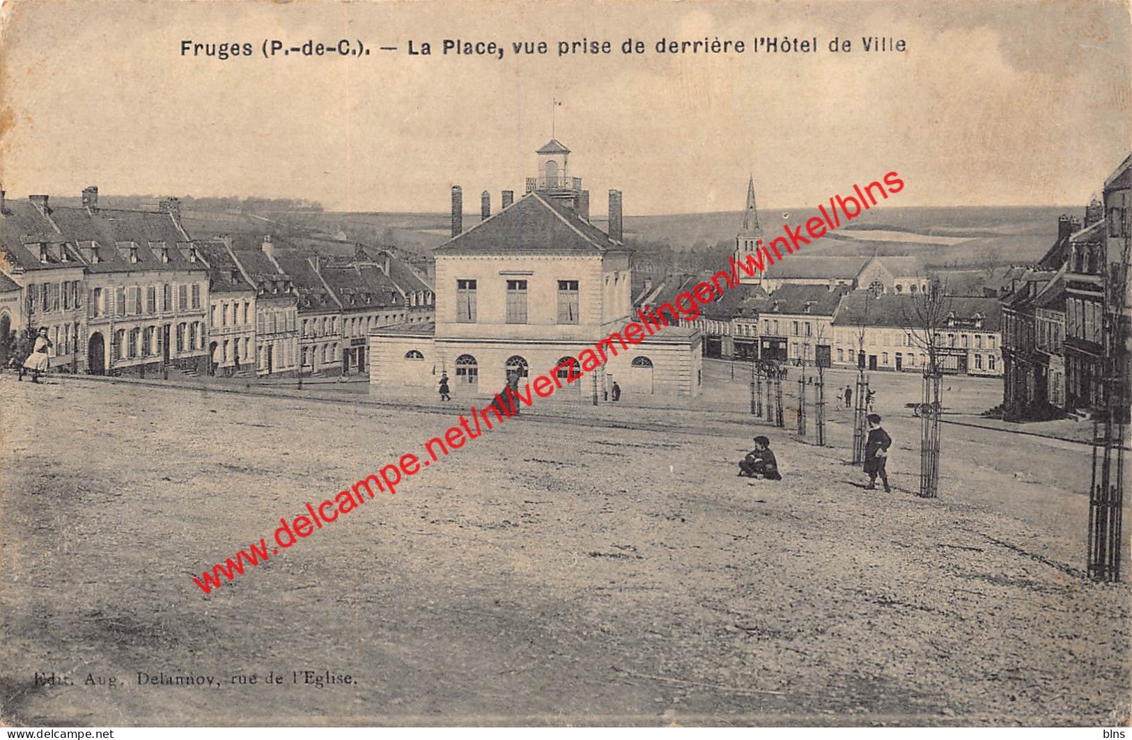 La Place vue prise de derrière l'Hôtel de Ville - Fruges - (62) Pas de Calais